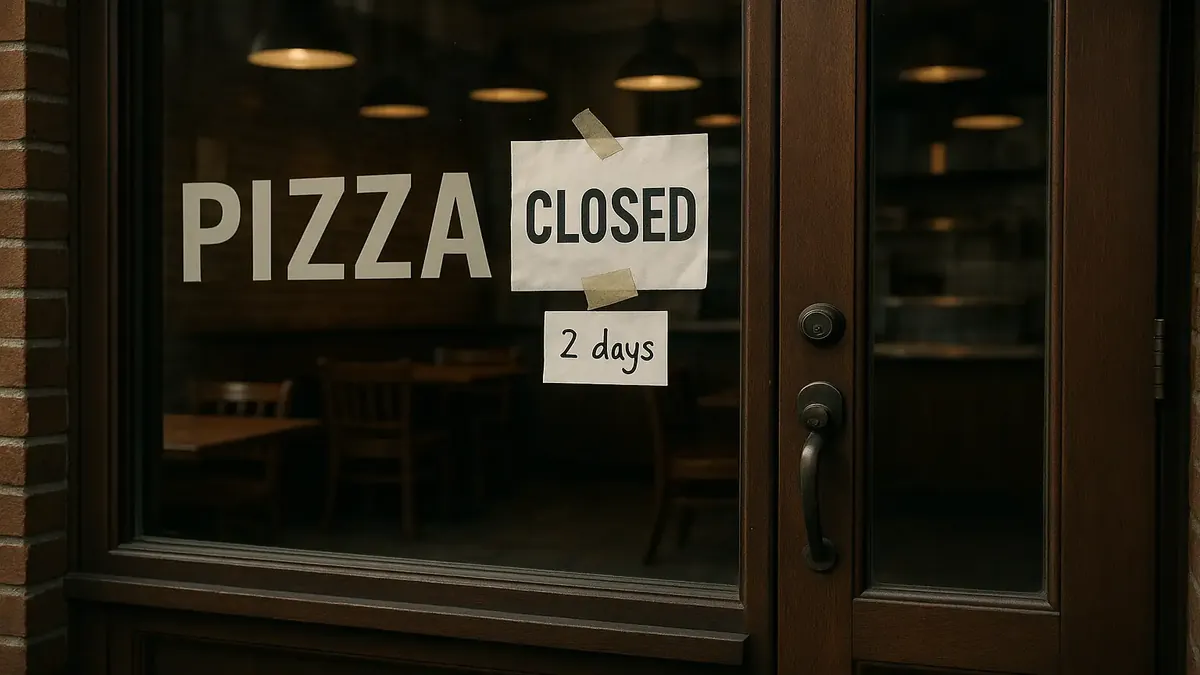 कॉलेज छात्रों के साथ कनाडा के एक व्यस्त पिज्जा स्थान में हलचल भरा माहौल।